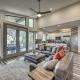 Upscale 5BR Home on Lake Travis with HotTub & Lake Views, Point Venture (Foto 6)