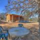 Texas Sawmill Cabin w/Hot-tub, Pet-Friendly, Minutes to Downtown! Fredericksburg - Foto 3