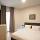 Stylish 2BR Apt, Rooftop with Sauna & Hot Tub, Athen - Foto 4