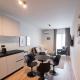 Stylish 2BR Apt, Rooftop with Sauna & Hot Tub, Athen - Foto 5