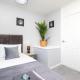 Newhall by Alt-Stay Leeds 3 Bed Home Contractor and Relocation Accommodation with Fully Equipped Kitchen, Laundry, Parking, Garden, Smart TV and Wi Fi - Long Stay Ready with Weekly and Monthly Rates - Photo 3