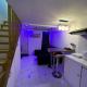 Elegant Golden Loft with Mood Lighting Central Location and Skyline Views, Manila - Fotografie 3