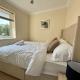 Spacious 5BR, Cheltenham Town centre, inc parking - Photo 5