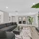 Vegas Home 4BR Pool & Outdoor Lounge near Strip, Las Vegas - Photo 6