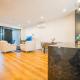 4 Bedrooms Modern Coastal Retreat Near Devonport, Окленд - Фото 4