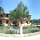 Feakes Apartments, Arillas