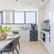 Modern 2BR with Private Pool, Near Circle Mall And Quick Access from Al Khail Road, Binghatti Tulip, JVC by Deluxe Holiday Homes, Dubaj - Fotografie 5