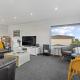 Coastal Home with Rangitoto and Sea Views nr Beach, Окленд - Фото 3