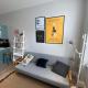 Chic 1BD Flat wPatio - 2 Mins from Baron's Court!, Londýn - Fotografie 6
