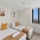 2BR Coastal Luxe Views Pool Parking WiFi Gym, Gold Coast - Fotografie 8