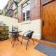 Shanghai Hills & Well-time MCM Family B&B with Terrace Near Line2 Jing'an Temple, Shanghai - Foto 1