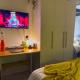 Unique and Quiet Studio Unit in Mandaluyong or Makati with Fast WiFi & Best City View, Manila - Photo 8