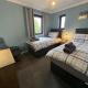 Superb Comfy 2 Bed House, Responsive & Caring Hosts Free WiFi & Parking, Close to MK Centre, Train Station, Santander, Network Rail by Webbhill Stays, Milton Keynes (foto 4)