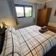 Superb Comfy 2 Bed House, Responsive & Caring Hosts Free WiFi & Parking, Close to MK Centre, Train Station, Santander, Network Rail by Webbhill Stays, Milton Keynes (foto 3)