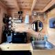 Romantic Lakefront Cabin with Mountain Views, Perfect for a Trip to Cantwell, Alaska, Cantwell (fotografie 3)