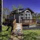 Intimate Chic Cabin Suitable for Four with Private Deck in Texas, Emory