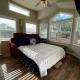 Intimate Chic Cabin Suitable for Four with Private Deck in Texas, Emory (фото 4)