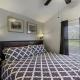 Intimate Chic Cabin Suitable for Four with Private Deck in Texas, Emory (фото 9)