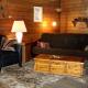 Riverfront Cabin Rental with a Private Hot Tub in Saugatuck, Michigan, Douglas (zdjęcie 8)