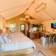 Alluring Tented Cabin on Geronimo Creek - Perfect Glamping Vacation Destination in Seguin, Texas, Lauback (zdjęcie 10)