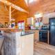 Incredible Cabin with Pool Table and Hot-Tub in Cleveland, Georgia, Stovall Mill (zdjęcie 9)