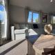 Luxury mini lodge with hot tub and decking at Tattershall Lakes, Tattershall (fotografie 6)