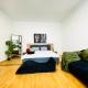 Bright 2BR Retreat Steps from Westbahnhof, Wien - Foto 1