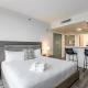 Stylish Studio at Hotel Arya King Bed Full Kitchen City View Balcony and Parking, Miami - Fotografie 3
