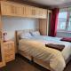 Spacious, 3 double bedroomed, free parking, 9 mins Elland Rd, nr Leeds City Centre - Photo 2