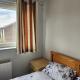 Spacious, 3 double bedroomed, free parking, 9 mins Elland Rd, nr Leeds City Centre - Photo 3