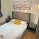 Spacious 5-BD Flat | Sleeps 10 | Parking & WiFi, Great Sankey - Fotografie 3