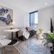 Stylish City Escape - 1BR Apartment in CBD, Melbourne - Fotografie 1