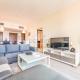 1BR Near Burj Khalifa and Dubai Mall, Easy Access to Dubai Marina and Palm Jumeirah by Road or Metro, BLVD Walk, Downtown Dubai by Deluxe Holiday Homes, Dubai - Foto 7