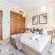 1BR Near Burj Khalifa and Dubai Mall, Easy Access to Dubai Marina and Palm Jumeirah by Road or Metro, BLVD Walk, Downtown Dubai by Deluxe Holiday Homes, Dubai - Foto 4
