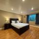Bright 1 bedroom Apt 5 min to Rodeo Drive with parking in a great area, Los Angeles - Zdjęcie 2