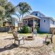 Fenced Yard, 1 Mi to Beach Oak Island Family Home, Oak Island - Fotografie 3