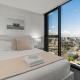 Private Apartment Prime Chic Escape with Balcony Views Pool Gym Parking, Melbourne - Fotografie 6
