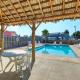 2 Blocks to the Beach Pool Patio w Bar Awave from it All by AvantStay, Port Aransas - Foto 1