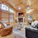 Hot Tub & Deck: Broken Bow 'Azalea House', Broken Bow (photo 5)