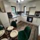 Superb Comfy 2 Bed House, Responsive & Caring Hosts Free WiFi & Parking, Close to MK Centre, Train Station, Santander, Network Rail by Webbhill Stays, Milton Keynes (foto 6)