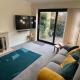 Superb Comfy 2 Bed House, Responsive & Caring Hosts Free WiFi & Parking, Close to MK Centre, Train Station, Santander, Network Rail by Webbhill Stays, Milton Keynes