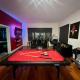 The Red Room - Cloud Ceilings - Patio & Bathroom TV, Atlanta (foto 7)