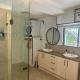One bedroom with shared bathroom ground level of a two-story house Gold Coast - Foto 6