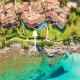 Luxury Seafront Apartment - Beach Access - Parking & WiFi - by Coral Property, Porto Cervo (foto 2)
