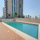 Vogue Prime Location in Jumeirah Village Circle - Spacious One Bedroom Apartment in Jeewar Tower with Balcony and Full Amenities Access Dubaj - Fotografie 1