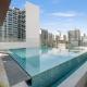 Modern 1BR with Terrace, Rooftop Pool and PS5 in JVC, Dubai - Foto 4