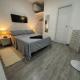 Apartamento estudio con baño privado en el centro de Madrid - Foto 1
