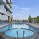 Chic 1BR Canal View in Waves Tower with Balcony & Pool, Dubaï - Photo 3