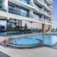 Chic 1BR Canal View in Waves Tower with Balcony & Pool, Dubaï - Photo 4