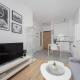 Bright Grey Apartment in Warsaw with Balcony by Noclegi Renters, Варшава - Фото 7